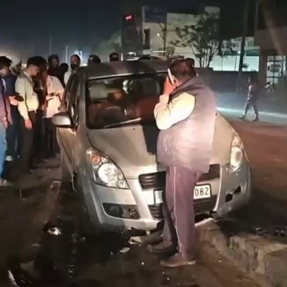 फाजिल्का में डिवाइडर से टकराई कार:  क्षतिग्रस्त हुई गाड़ी, ड्राइवर की आंखों में लगी लाइट; शादी में जा रहा था परिवार – Fazilka News