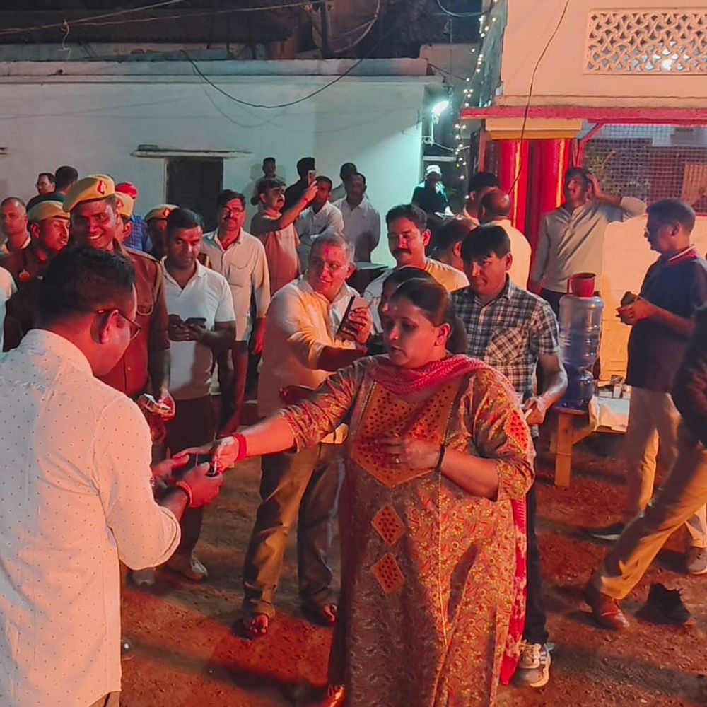 होली पर्व पर एसपी अपर्णा ने किया फ्लैग मार्च:मिर्जापुर जनपद 5 जोन 18 सेक्टर में विभाजित, 2500 जगह जली होलिका