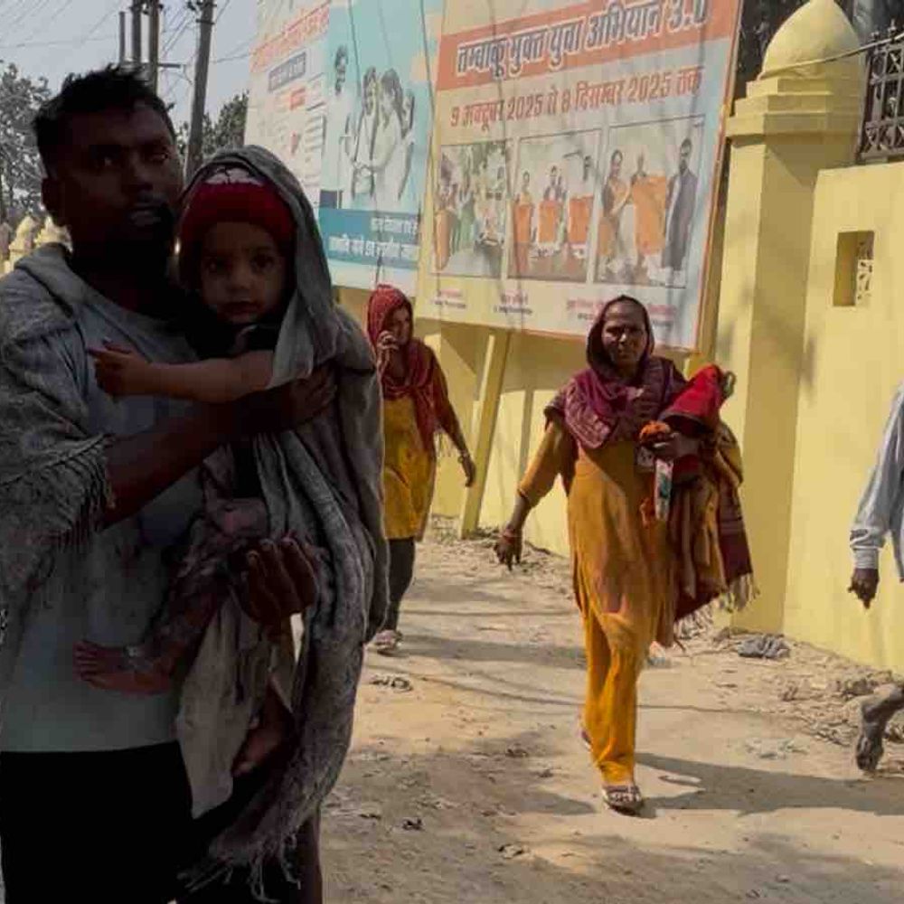 रामपुर अस्पताल में झुलसे बच्चे को भर्ती करने पर विवाद:डॉक्टर-स्टाफ ने कहा- हमने केवल साइन करने के लिए कहा, परिजन निजी अस्पताल ले गए