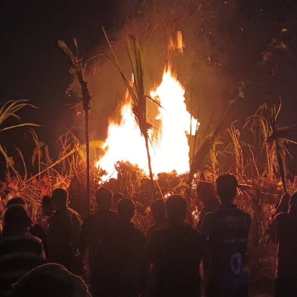 घाटमपुर में 663 जगहों पर जली होलिका:संवेदनशील जगहों पर पुलिस तैनात, रात 1 बजे होलिका दहन हुआ