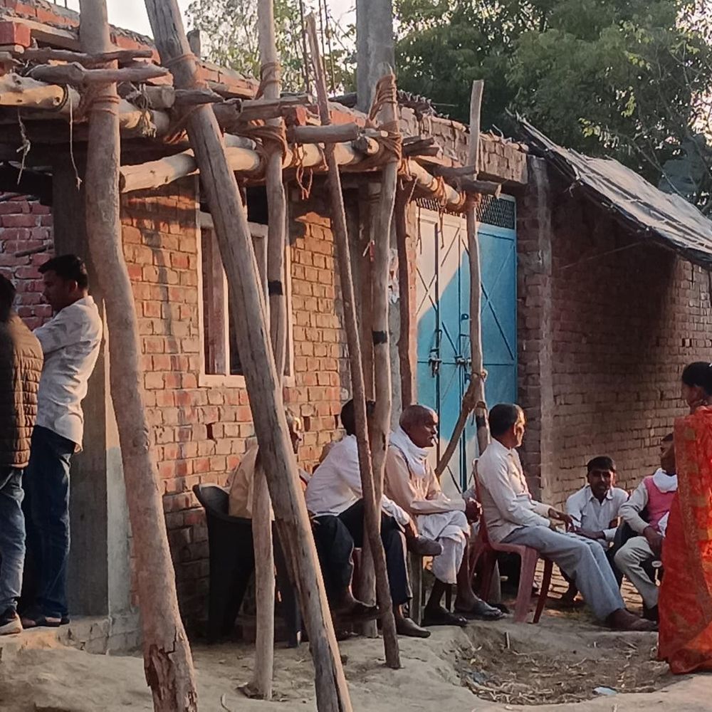 सीतापुर में युवक ने फांसी लगाकर की आत्महत्या:पत्नी ने चौकी इंचार्ज पर प्रताड़ना का आरोप लगाया, तीन बच्चों के सिर से उठा पिता का साया