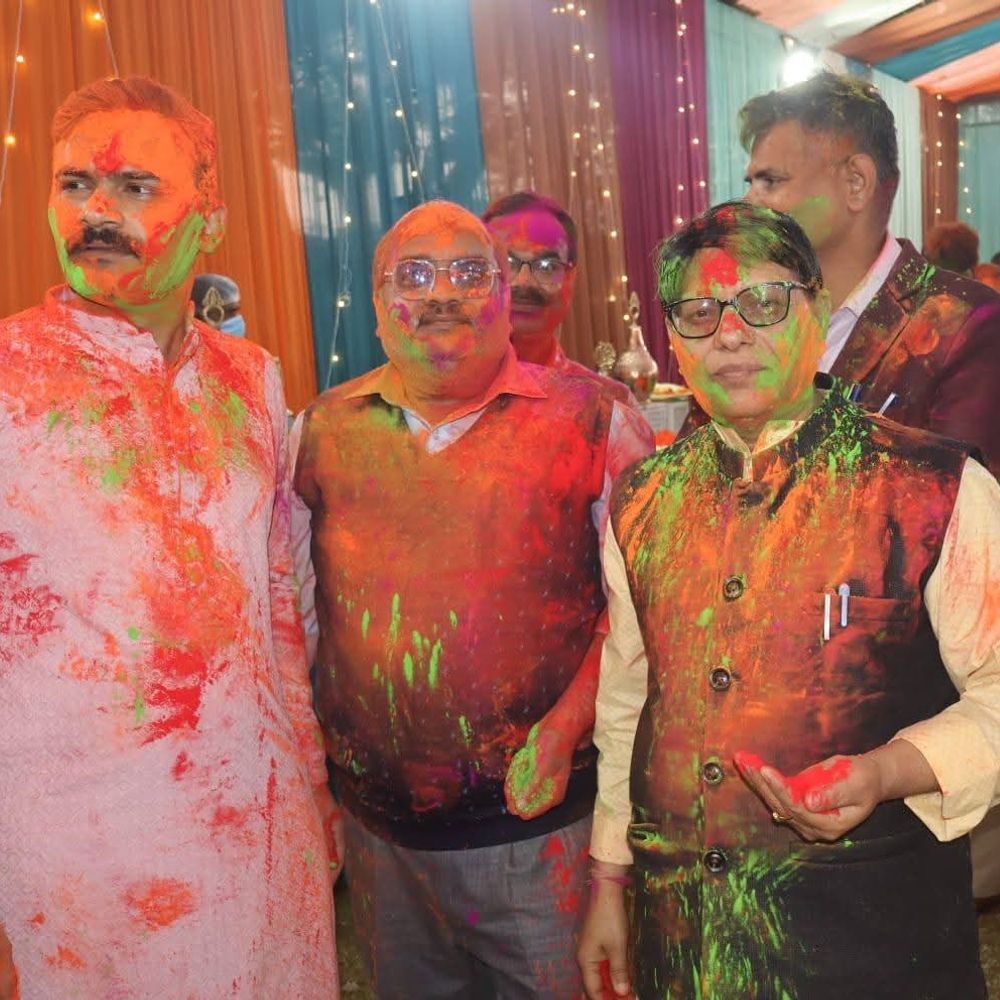 संभल में जज, डीएम-एसपी ने होली खेली:वकीलों और सरकारी कर्मचारियों ने गुलाल लगाकर जश्न मनाया