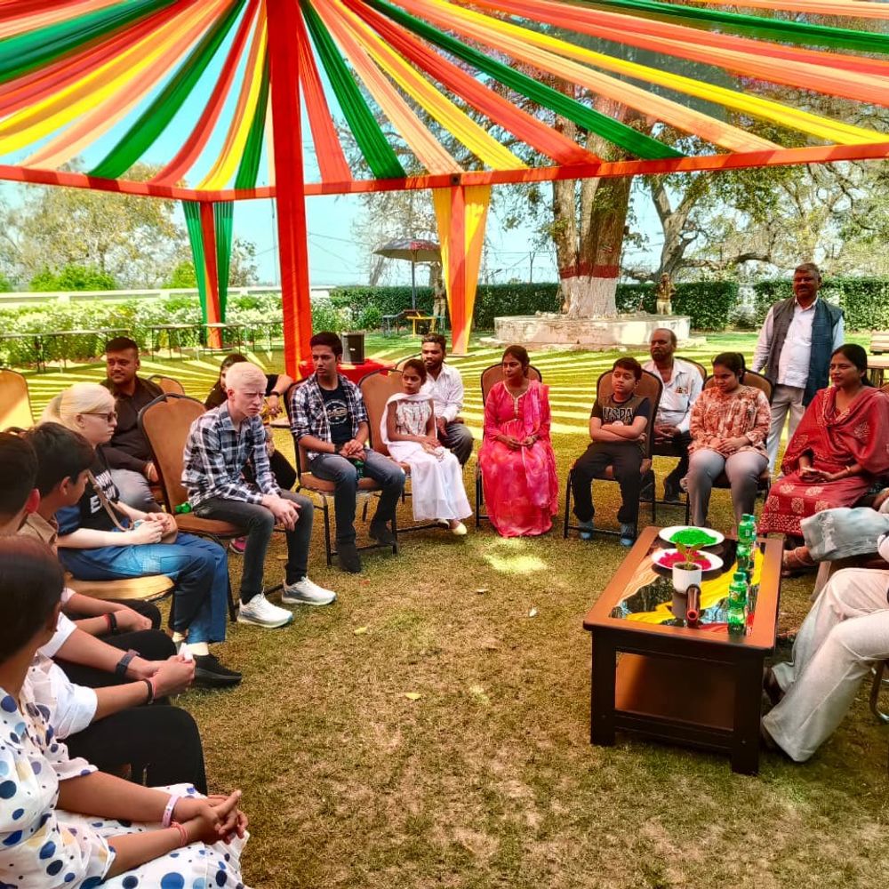 कोविड में माता-पिता खोने वाले बच्चों ने होली खेली:DM आवास में जमकर उड़ाया रंग-गुलाल, जिलाधिकारी बोले- घबराओ मत, पूरा प्रशासन तुम्हारे साथ है