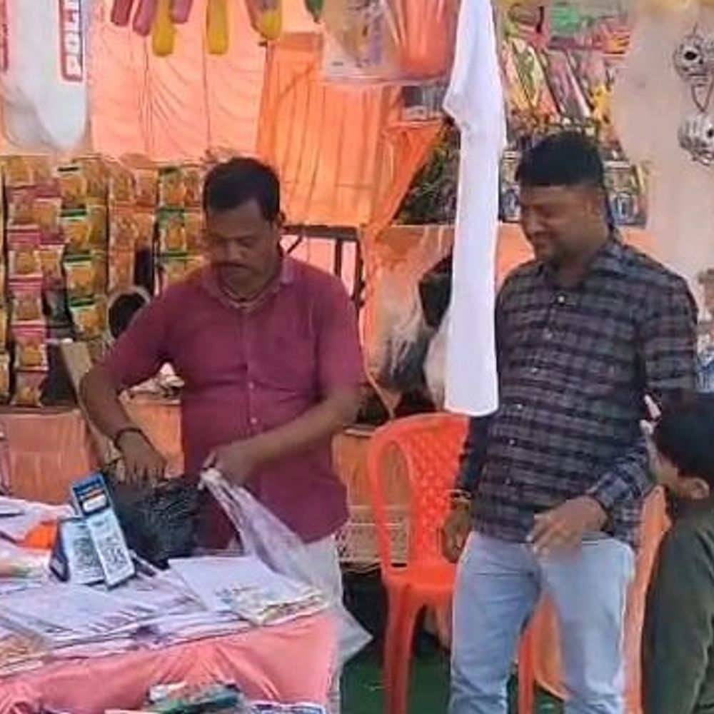 चंदौली में होली की खरीदारी तेज:बाजारों में फैंसी पिचकारी और हर्बल गुलाल की धूम