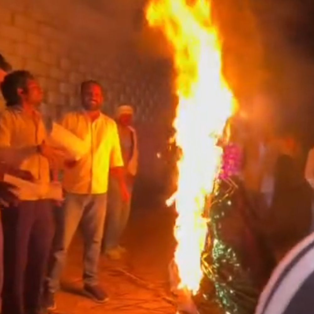 मेरठ में होलिका दहन पर NHAI का पुतला जलाया:गढ़ रोड की बदहाली पर लोगों ने जताया विरोध