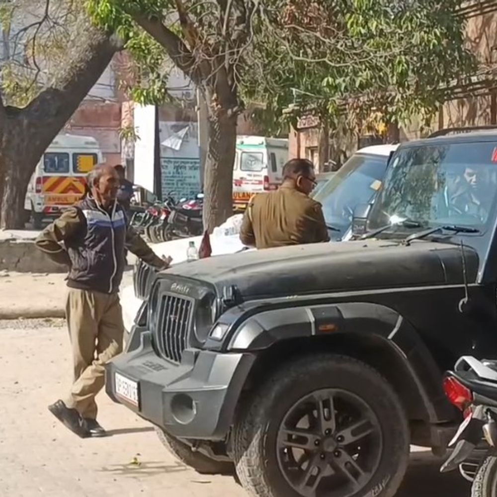 सड़क हादसे में घायल बुजुर्ग महिला की मौत:आगरा में तीसरे दिन इलाज के दौरान तोड़ा दम, मामले की जांच शुरू