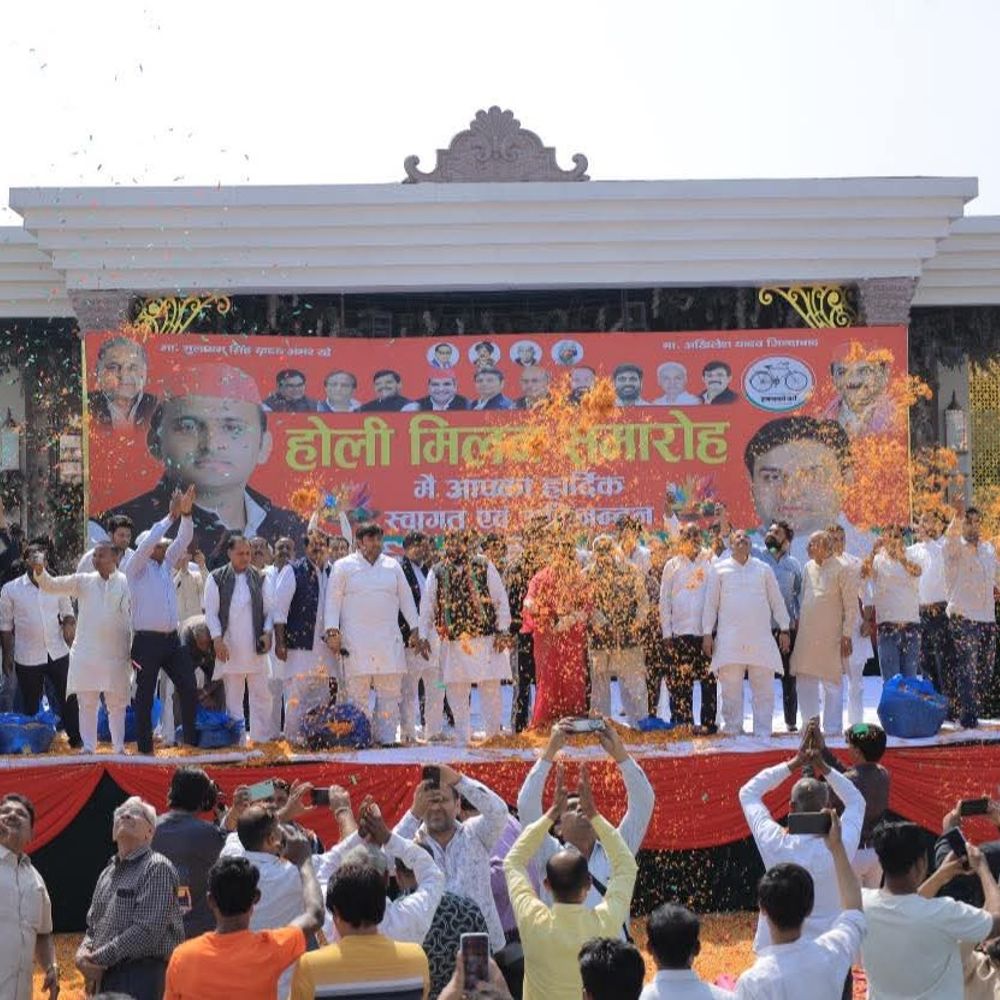 मेरठ में हेलीकॉप्टर से हुई पुष्पवर्षा:सपा नेता डॉ. आदित्य सिंह ने किया होली मिलन समारोह