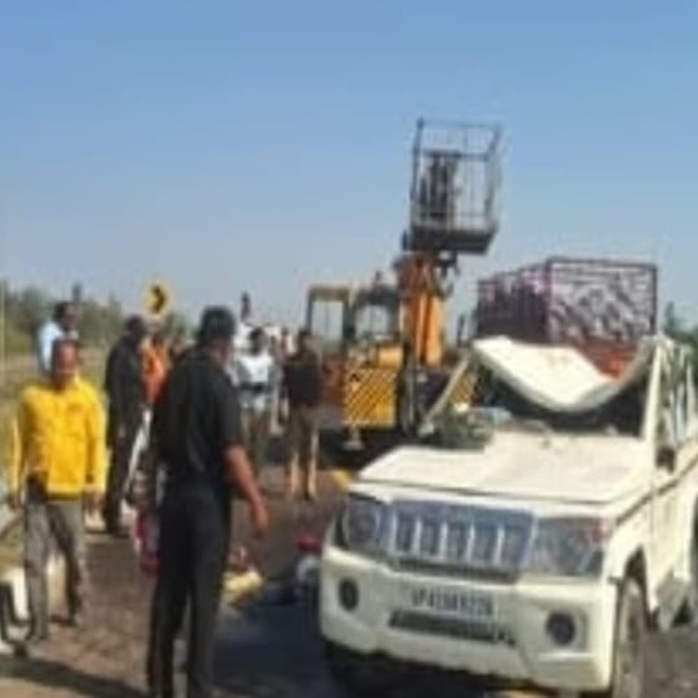 अयोध्या में डीसीएम ने पिकअप को मारी टक्कर:शराब लेकर जा रही थी, ड्राइवर गंभीर घायल, गाड़ी जब्त