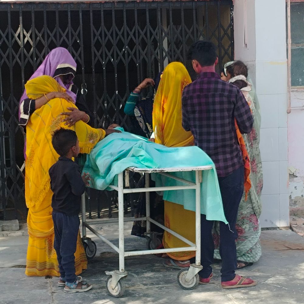 औरैया सड़क हादसे में महिला की मौत:खस्ताहाल सड़क पर बाइक से गिरी, बिधूना-तिरवा मार्ग पर हादसा