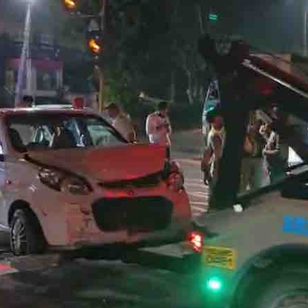 जालंधर में महिला ने स्कॉर्पियो ओवरस्पीड दौड़ाई-पलटी:  चुनमुन चौक पर हादसा, चकनाचूर हो गई गाड़ी, लोगों ने महिला को निकाला; कार को भी मारी टक्कर – Jalandhar News