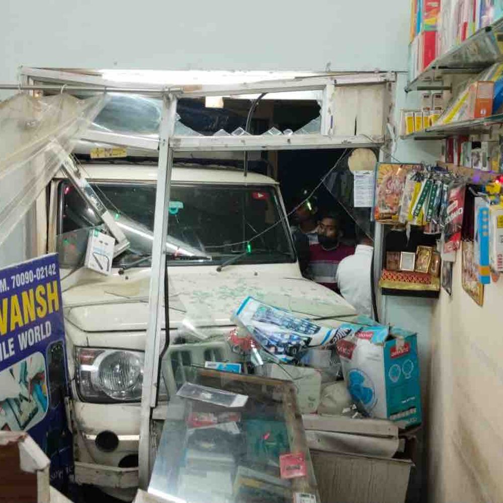 जालंधर में मोबाइल की दुकान में जा घुसी बोलेरो:  सुंदर नगर इलाके की घटना, अंदर बैठी महिला-बच्चे दूर होने से बचे; ड्राइवर मौके से भागा – Jalandhar News