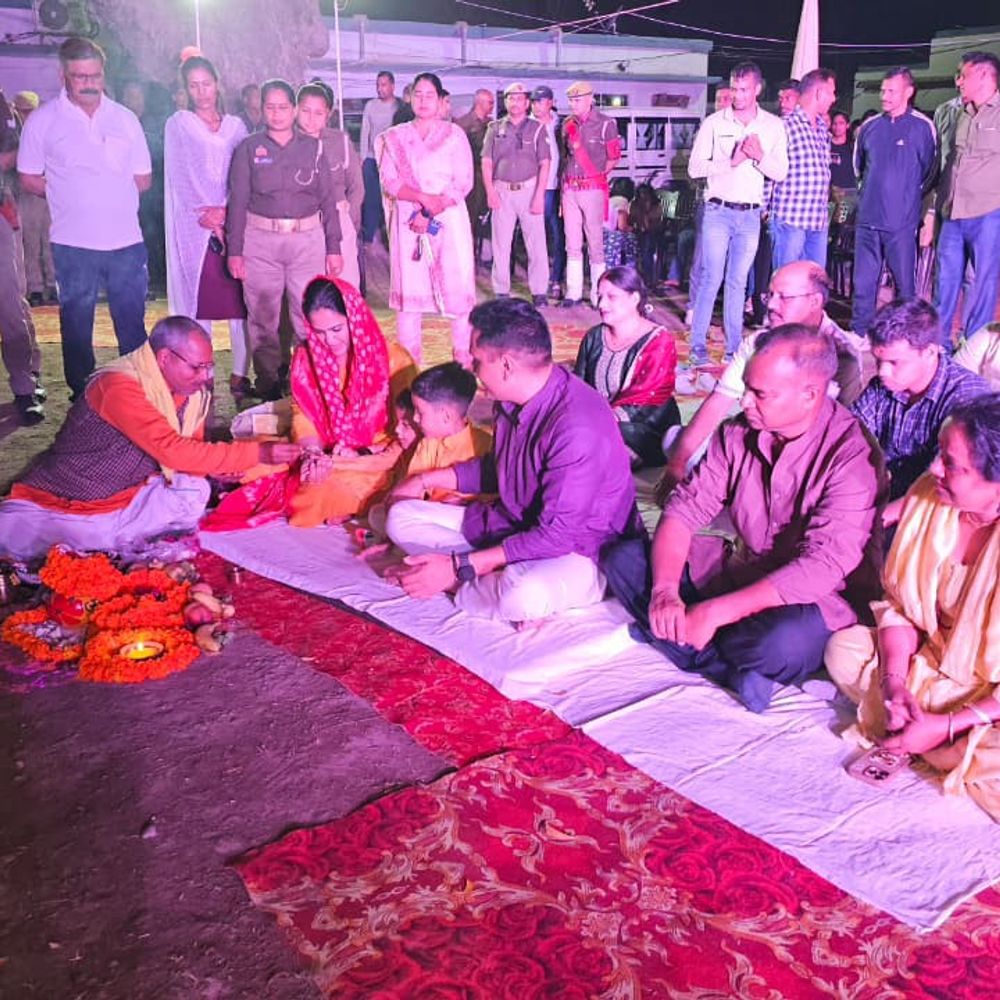 प्रतापगढ़ पुलिस लाइन में होलिका दहन:एसपी दीपक भूकर ने वैदिक मंत्रोच्चार के साथ किया दहन