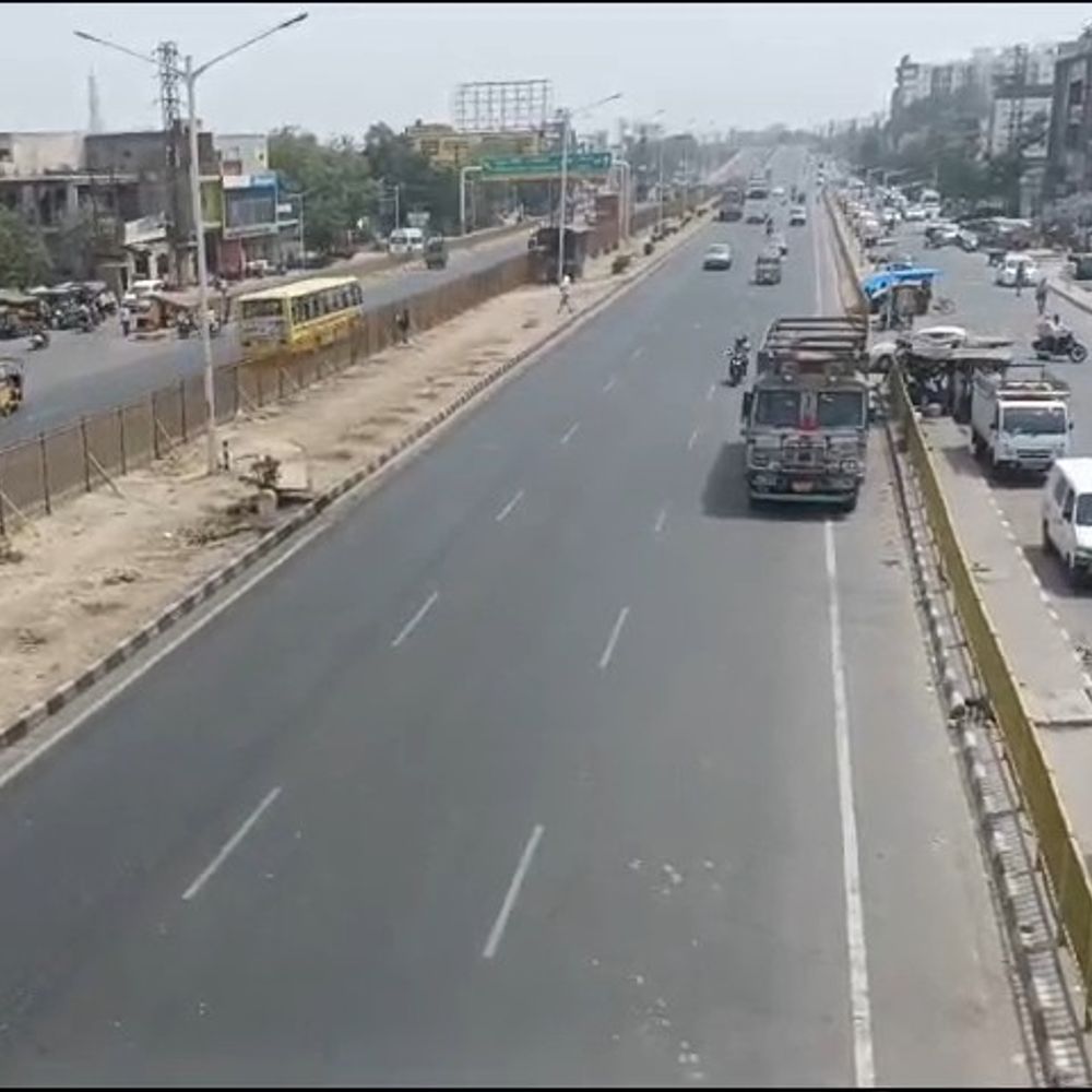 मथुरा में अज्ञात वाहन की टक्कर से युवक की मौत:एक साथी गंभीर घायल, पुलिस जांच में जुटी