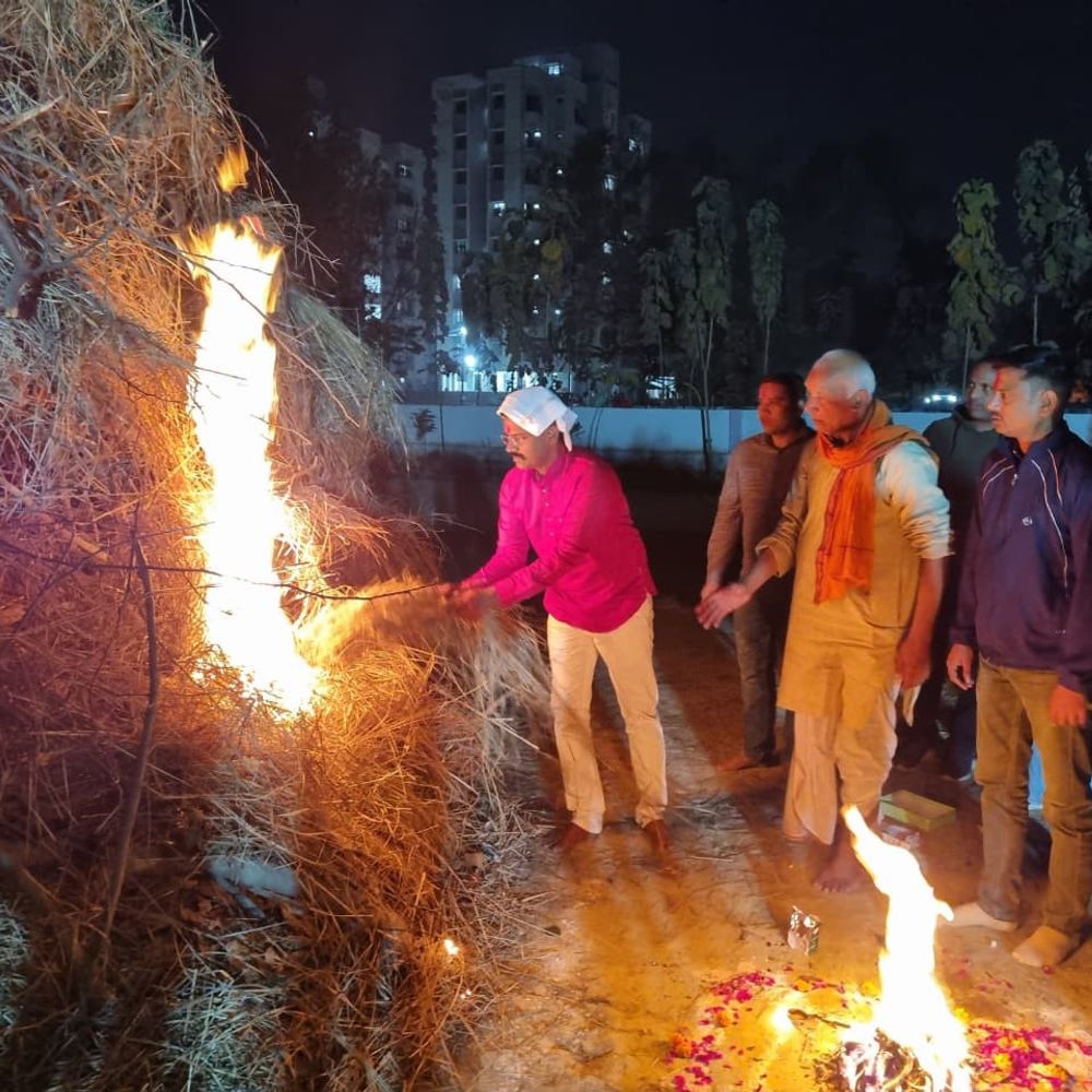 मऊ पुलिस लाइन में होलिका दहन:एसपी इलामारन जी समेत कई अधिकारी रहे मौजूद