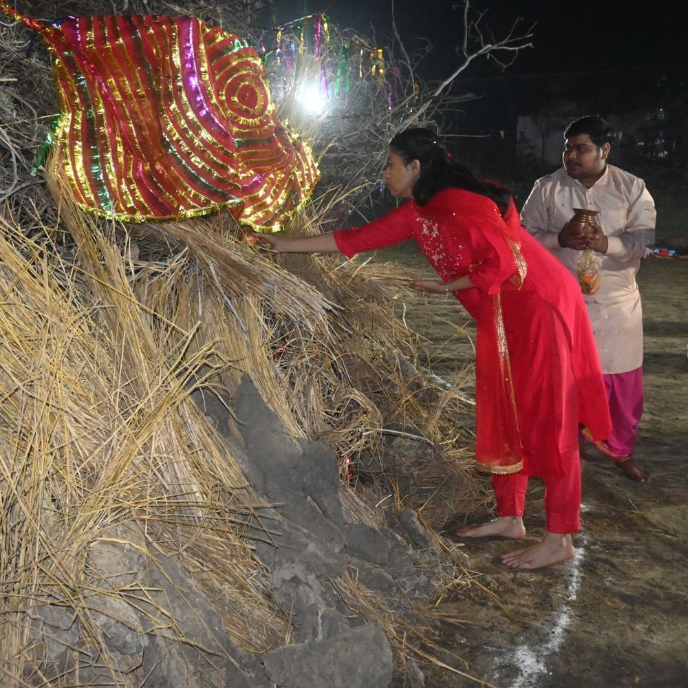 पुलिस लाइन में होलिका दहन, SP ने दी शुभकामनाएं:कानपुर देहात में शांति व्यवस्था बनाए रखने के निर्देश दिए