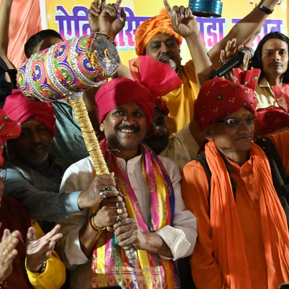 21 तोपों की सलामी के साथ निकली हथौड़ा बारात:प्रयागराज की पुरानी परम्परा, मेयर ने की अगुवाई, अनोखी होली का आगाज