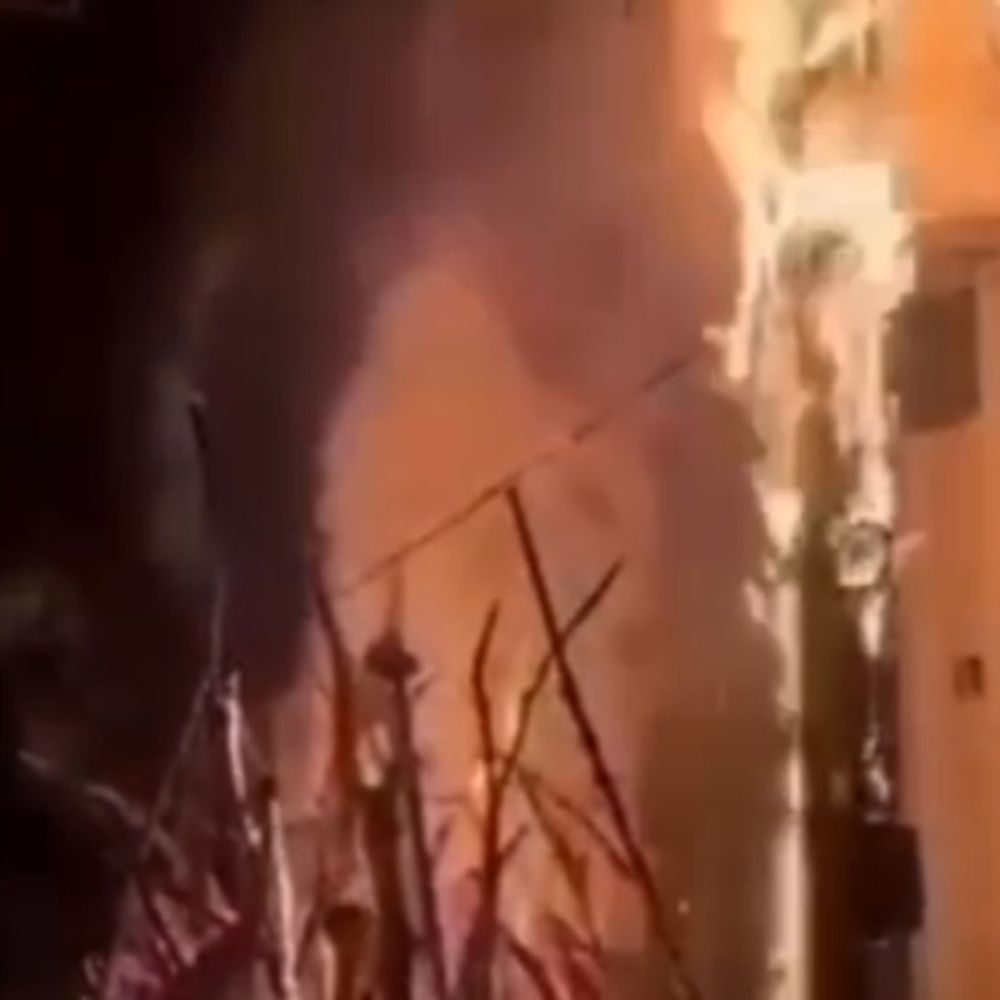 मुजफ्फरनगर में होली दहन से बिजली के खंभे में आग:नई मंडी के घेर खत्ती में तार जले, एक घंटे में आग बुझी