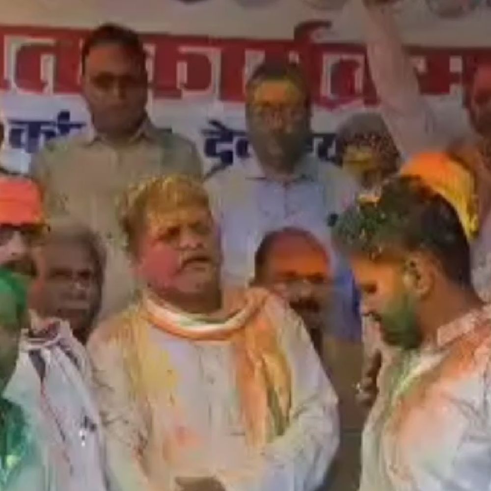देवरिया कांग्रेस कार्यालय में होली मिलन समारोह:फाग गीतों और अबीर-गुलाल के साथ हुआ आयोजन