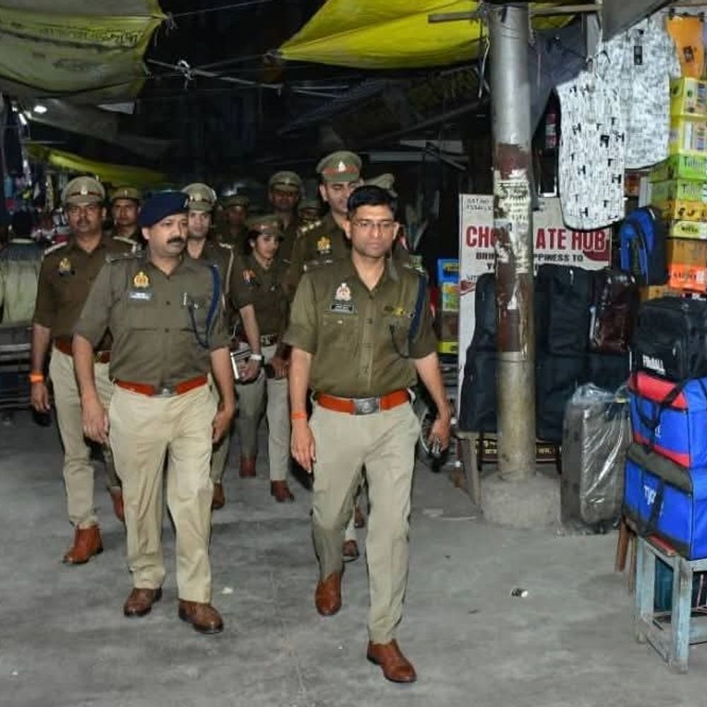 ललितपुर एसपी ने शहर में की पैदल गश्त:होली पर सुरक्षा का जायजा लिया, शांतिपूर्ण तरीके से त्योहार मनाने की अपील