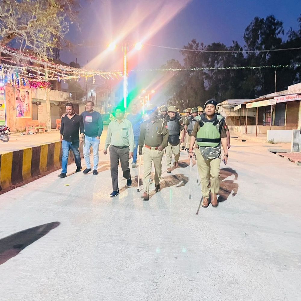 डीएम-एसपी ने पुलिस बल के साथ किया पैदल गश्त:होली पर्व पर सुरक्षा व्यवस्था का लिया जायजा, होलिका दहन स्थलों का निरीक्षण