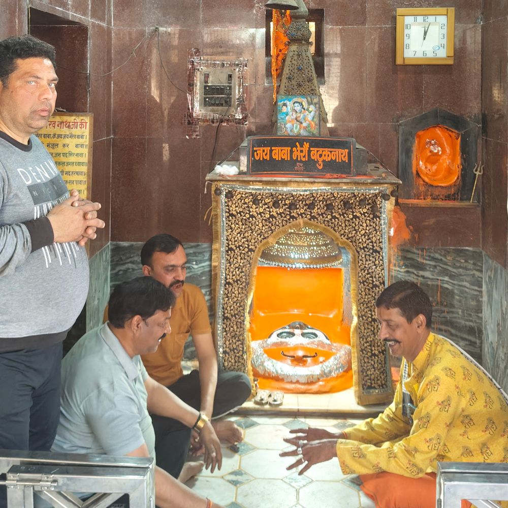 चंद्र ग्रहण से पहले बंद हुए मंदिरों के कपाट:हाथरस में भैरवनाथ मंदिर सूतक काल में भी खुला, पूजा अर्चना जारी रही