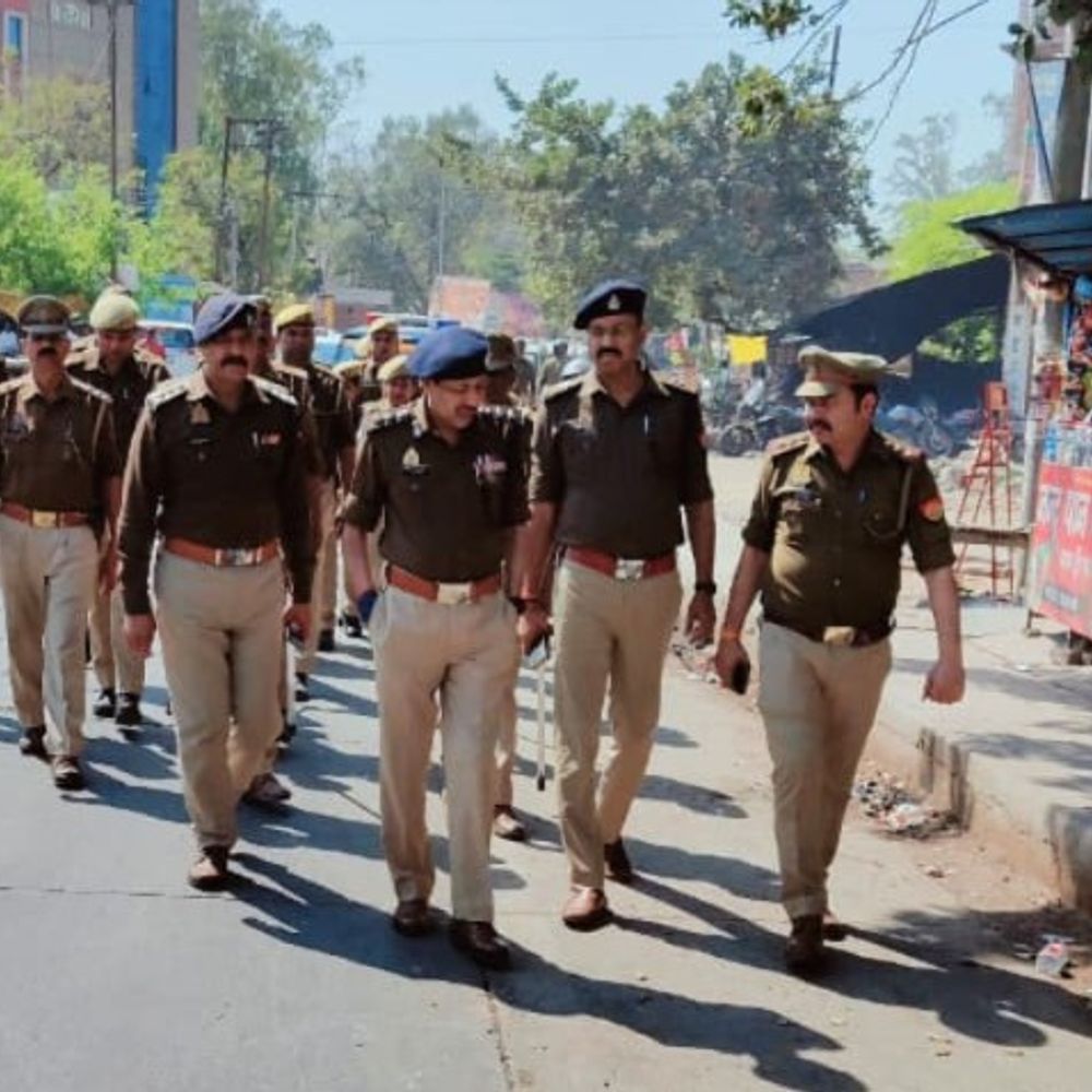 उन्नाव में SSP-ASP ने फ्लैगमार्च किया:होली से पहले सुरक्षा का जायजा लिया, शांति की अपील