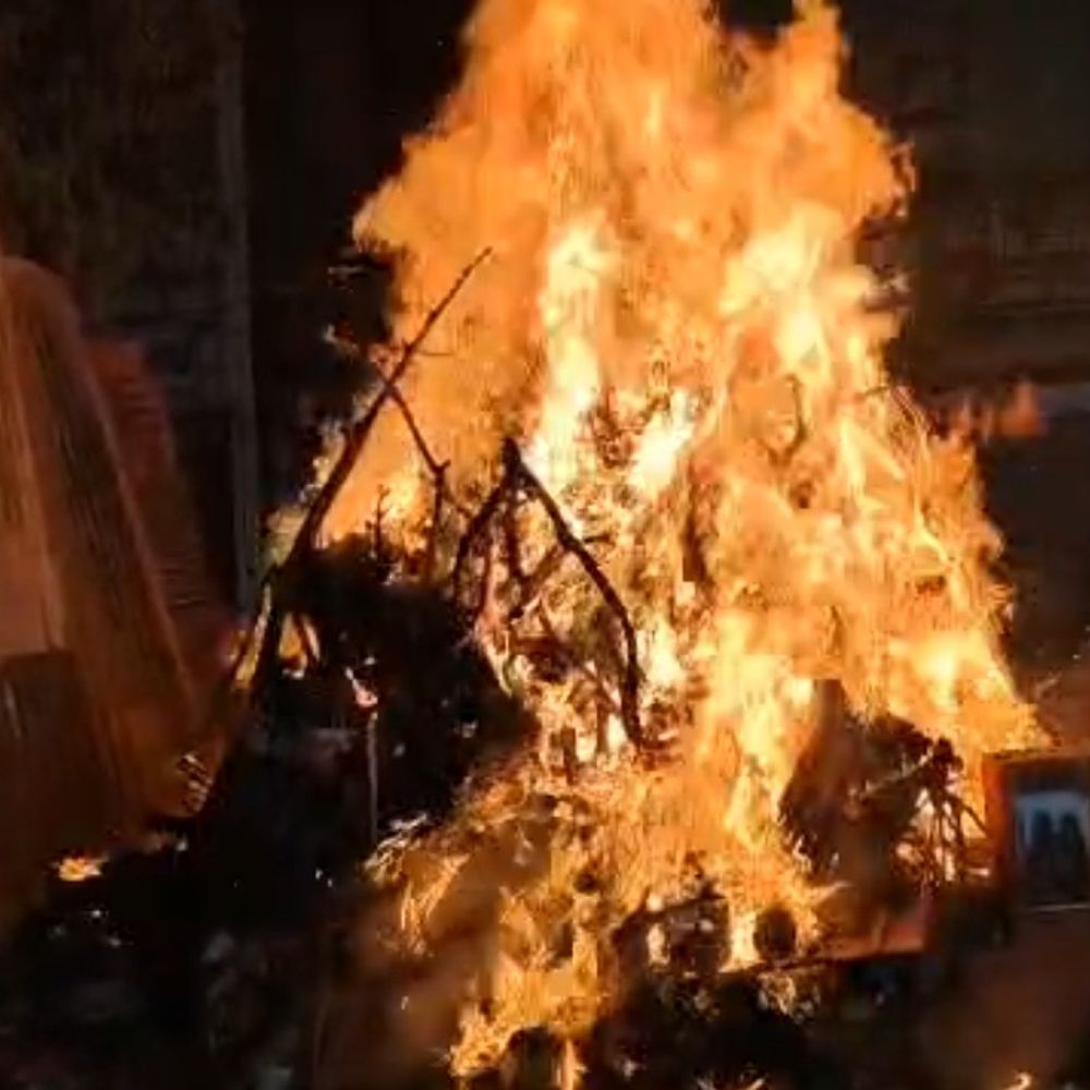 देवरिया में 2081 स्थानों पर होलिका दहन:कड़ी सुरक्षा व्यवस्था के बीच शांतिपूर्ण संपन्न