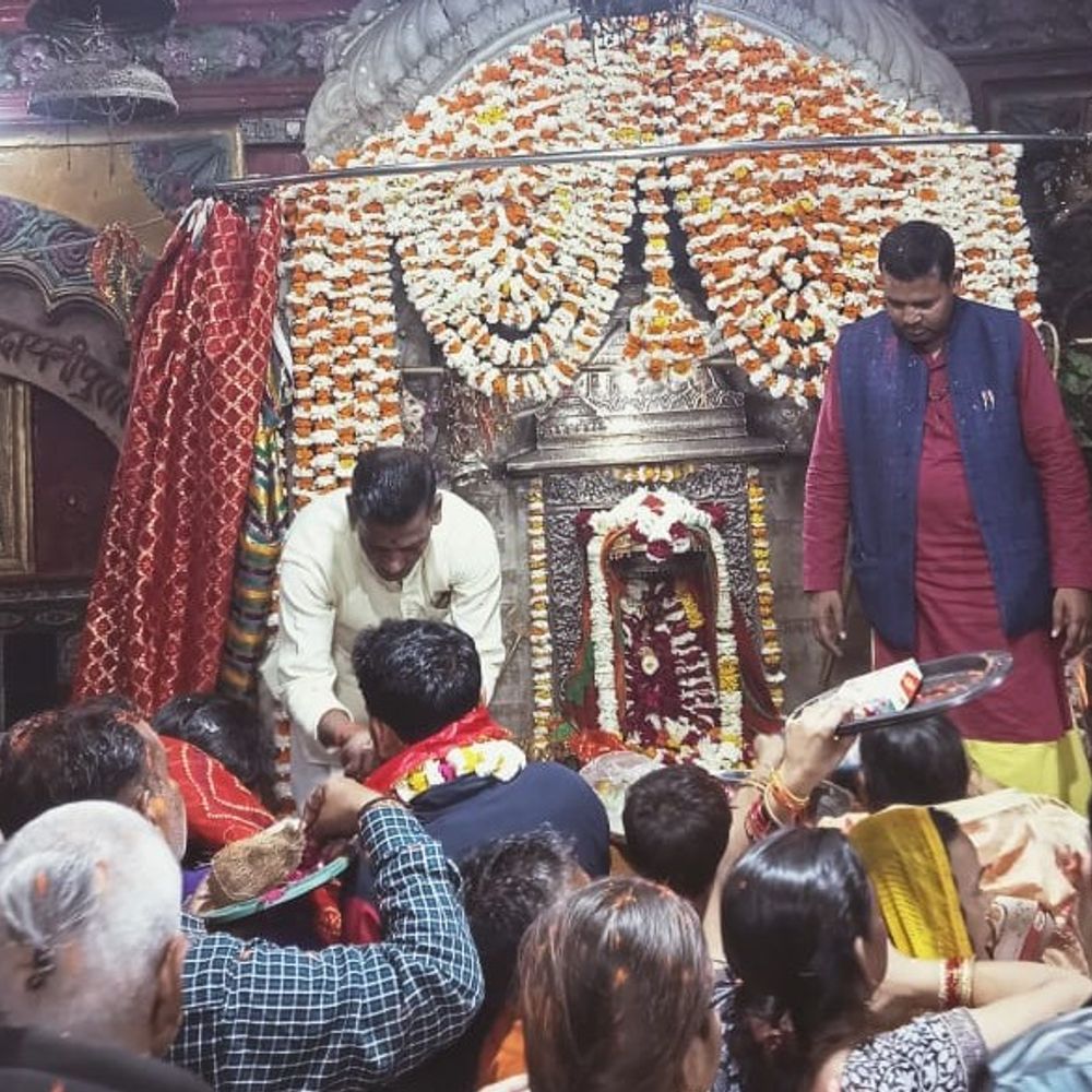 सीतापुर में चंद्र ग्रहण के बाद खुले मंदिरों के कपाट:नैमिषारण्य में उमड़ा श्रद्धालुओं का सैलाब, दर्शन के लिए लगी लंबी कतारें