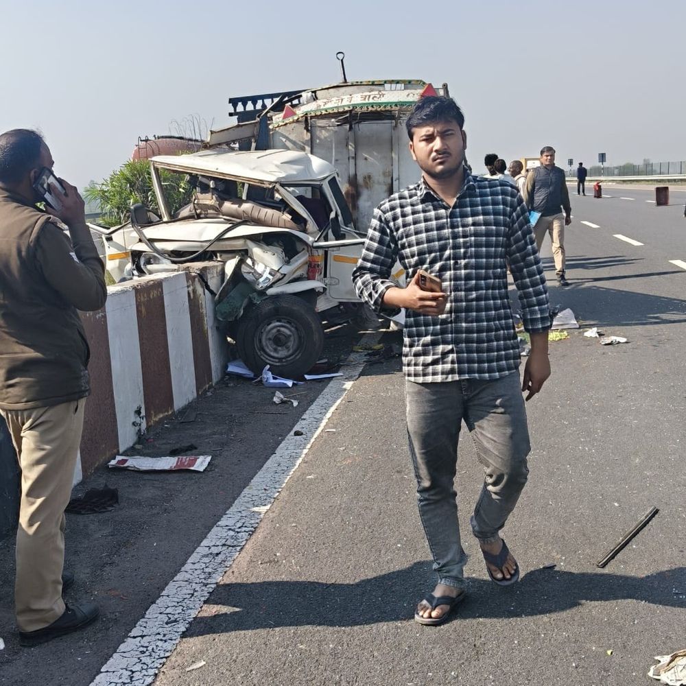 आगरा-लखनऊ एक्सप्रेसवे पर हादसा, मासूम समेत दो की मौत:उन्नाव में तेज रफ्तार पिकअप डिवाइडर से टकराई, 5 लोग घायल