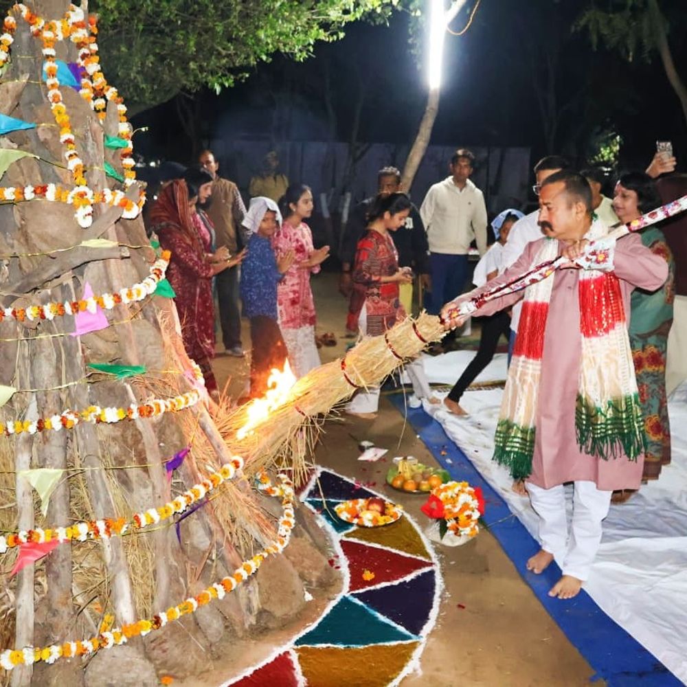 हापुड़ पुलिस लाइन में होलिका दहन:पुलिस अधीक्षक ने अधिकारियों, कर्मचारियों और परिवारों संग मनाया उत्सव