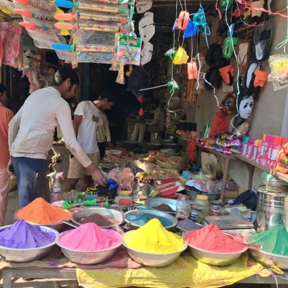 भदोही में होली की पूर्व संध्या पर बाजारों में भीड़:अबीर-गुलाल, रंग, पिचकारी और कपड़ों की जमकर खरीदारी