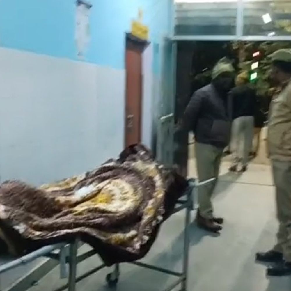 बस्ती में 12वीं की छात्रा की गोली मारकर हत्या:सिरफिरे आशिक ने घर में घुसकर मारी 2 गोलियां, मां पर भी ताना असलहा; आरोपी फरार