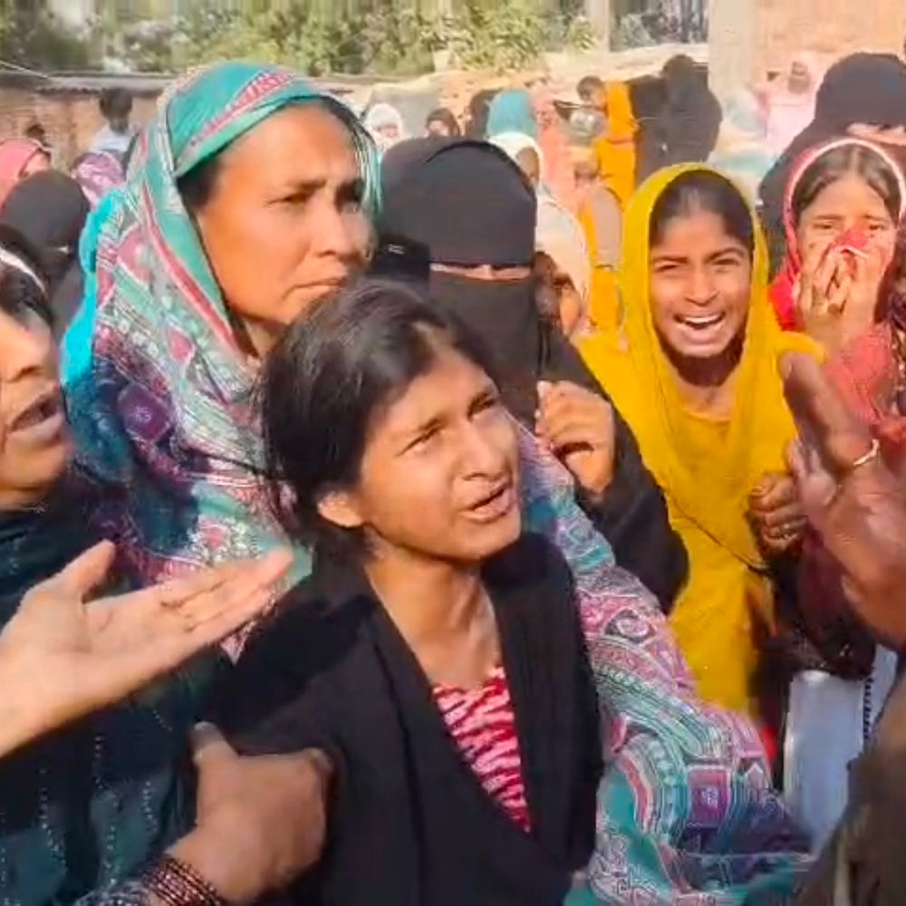 हत्यारोपी के घर टैक्सी चालक का शव लेकर पहुंचे परिजन:दफनाने पर अड़े, किडनी में फंसी मिली बुलेट, रंजिश में पड़ोसियों ने मारी थी गोली