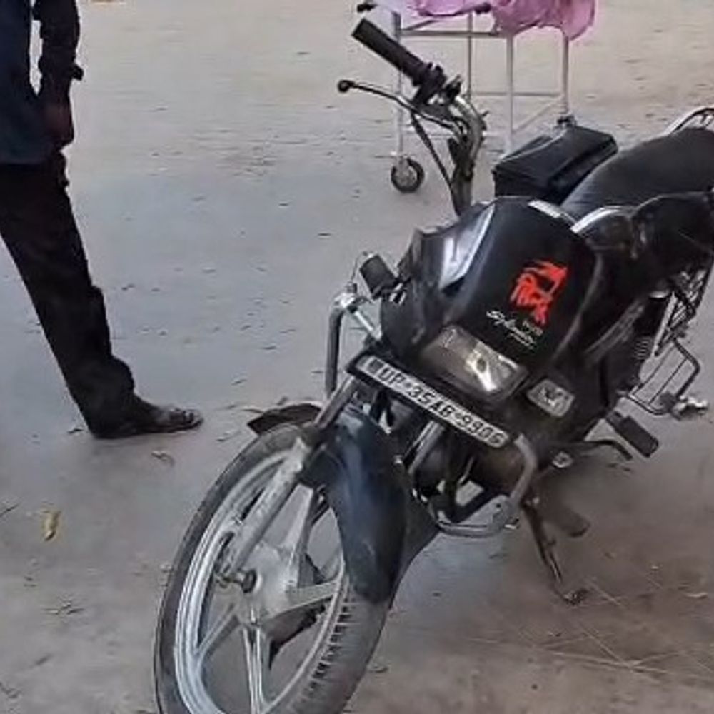 उन्नाव में दो बाइकों की भिड़ंत, एक युवक की मौत:हादसे में दो गंभीर घायल, दवा लेकर घर लौट रहे थे