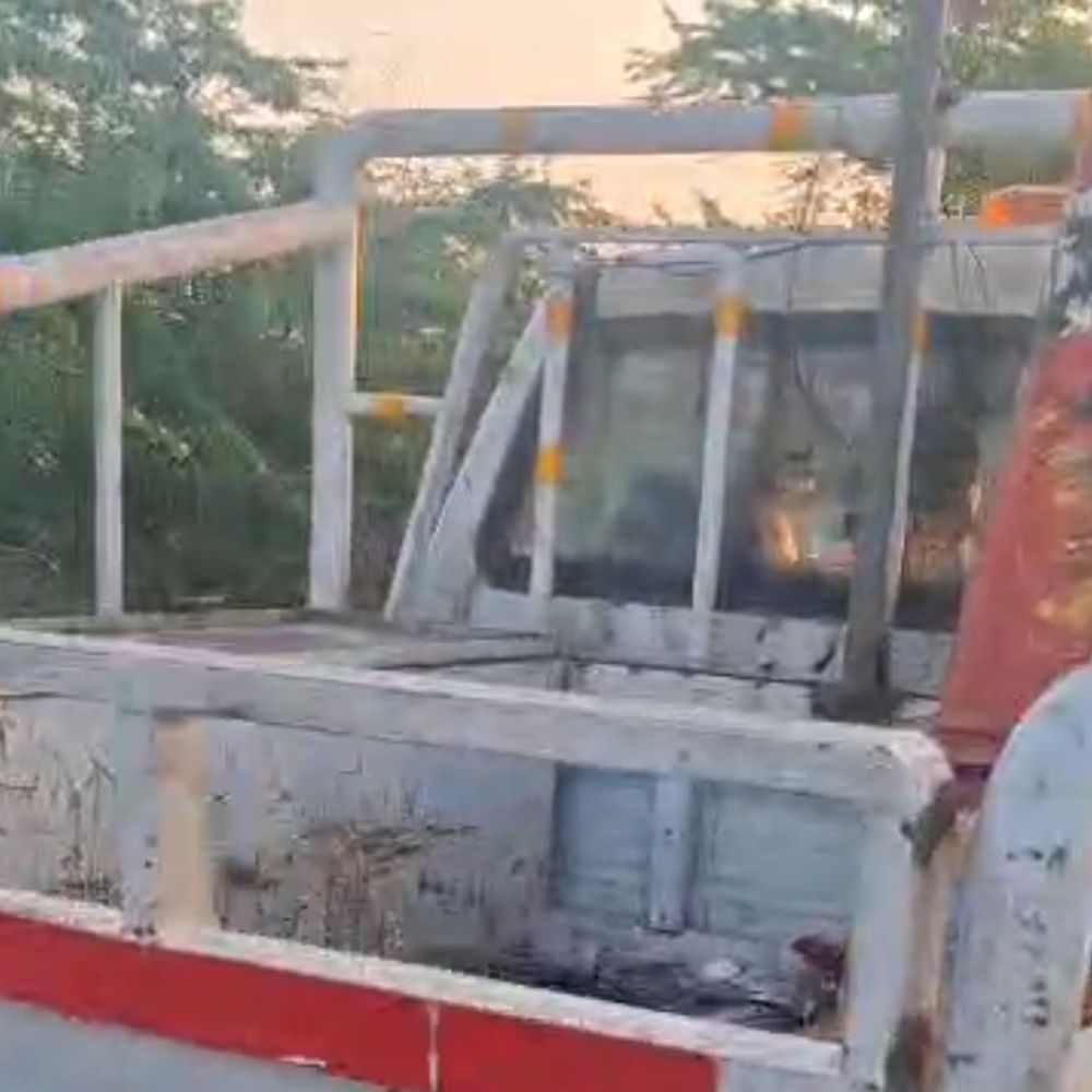 हाथरस में यमुना एक्सप्रेस-वे पर भीषण हादसा, 6 की मौत:आमने-सामने भिड़ी ईको-बस, 6 अन्य गंभीर घायल