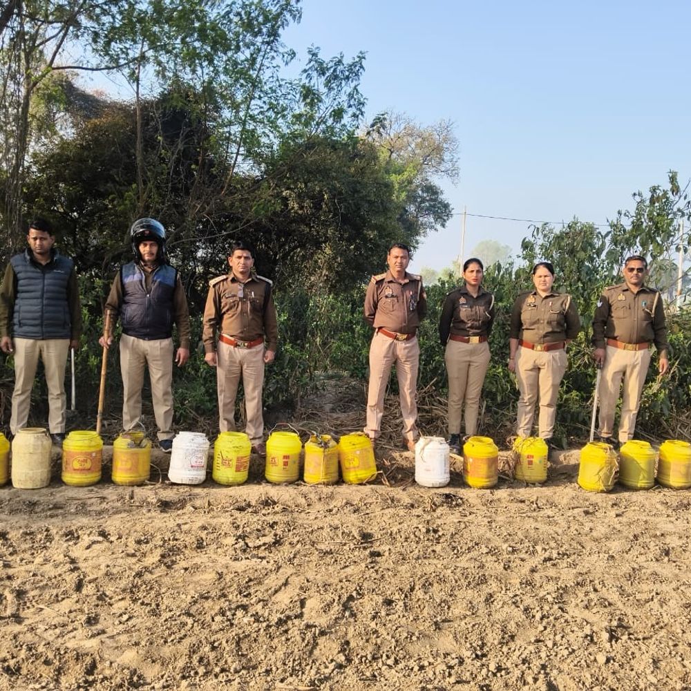 लखीमपुर खीरी में अवैध शराब पर सख्त अभियान:21 मामले दर्ज, 469 लीटर शराब और 2630 लीटर लहन नष्ट