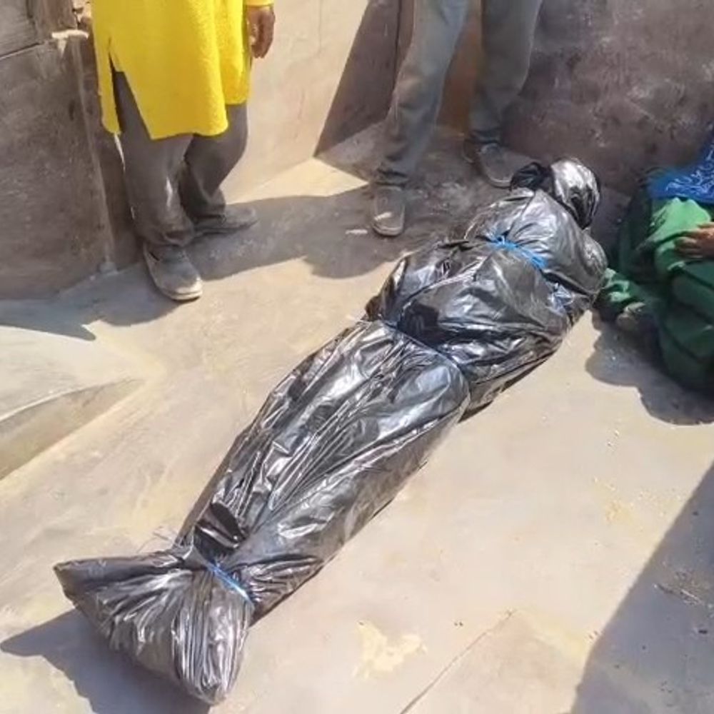 रायसेन में मिट्टी धंसी, दबने से मजदूर की मौत:  पाइपलाइन डालते समय हादसा, 30 मिनट तक दबा रहा; सुरक्षा उपकरणों के बिना काम करा रही थी कंपनी – Raisen News