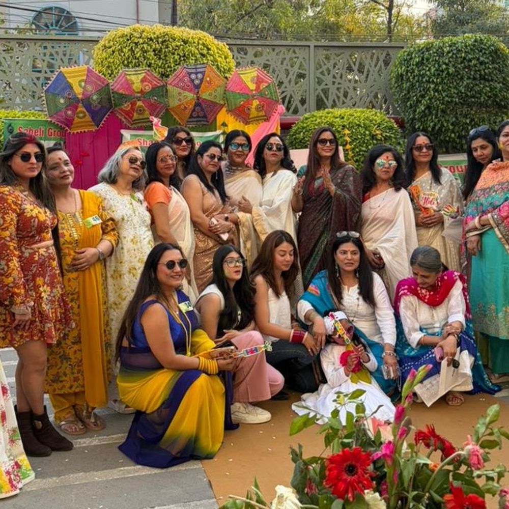 सहेली ग्रुप ने गोमतीनगर में मनाया होली मिलन समारोह:ग्रैंड जेबीआर होटल में फूलों से खेली गई होली