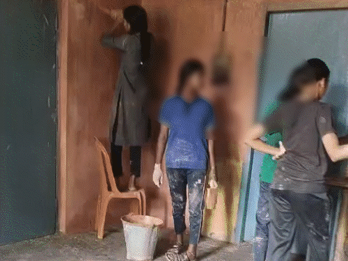 छात्रावास की बच्चियों से रंगाई-पुताई कराई…महिला कर्मचारी सस्पेंड:  रायगढ़ में छात्राओं का काम करते VIDEO बनाकर किया वायरल, अधीक्षिका को बदनाम करने की कोशिश – Raigarh News
