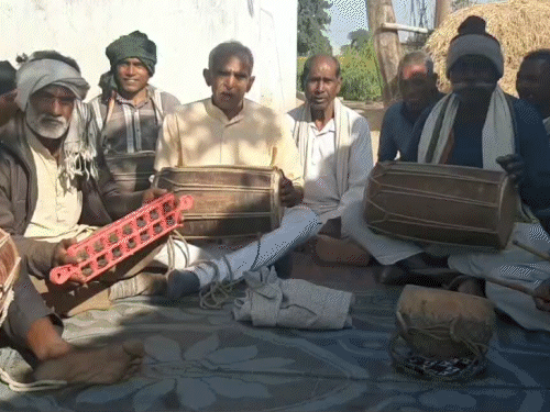 बुढ़वा मंगल पर कभी सजती थी तवायफों की महफिल:ढोल, मंजिरा, हारमोनियम पर गाया जाता था फाग, मगध में अब किस हाल में है ये परंपरा