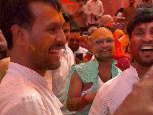 नितिन नवीन की होली में कार्यकर्ताओं ने फाड़े कुर्ते:'पटना में राम खेले होली' गाने पर झूमे BJP अध्यक्ष, फूल बरसाए, तालियां बजाई