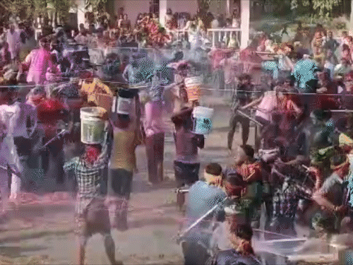 बेगूसराय में 8 कुएं पर जमा होता है पूरा गांव:साइकिल के टायर में हवा भरने वाले पाइप से खेलते हैं होली, 2 दिनों तक चलती है प्रतियोगिता