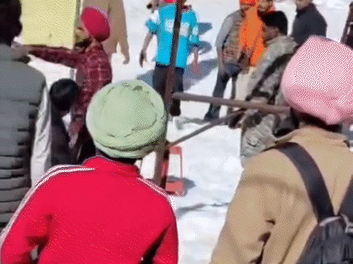 हिमाचल में आपस में भिड़े पंजाबी टूरिस्ट:  बर्फ फेंकने को लेकर झगड़े, एक ने चाकू निकाला, अफरा-तफरी मची, पुलिस ने हिरासत में लिए हुड़दंगी – Manali News