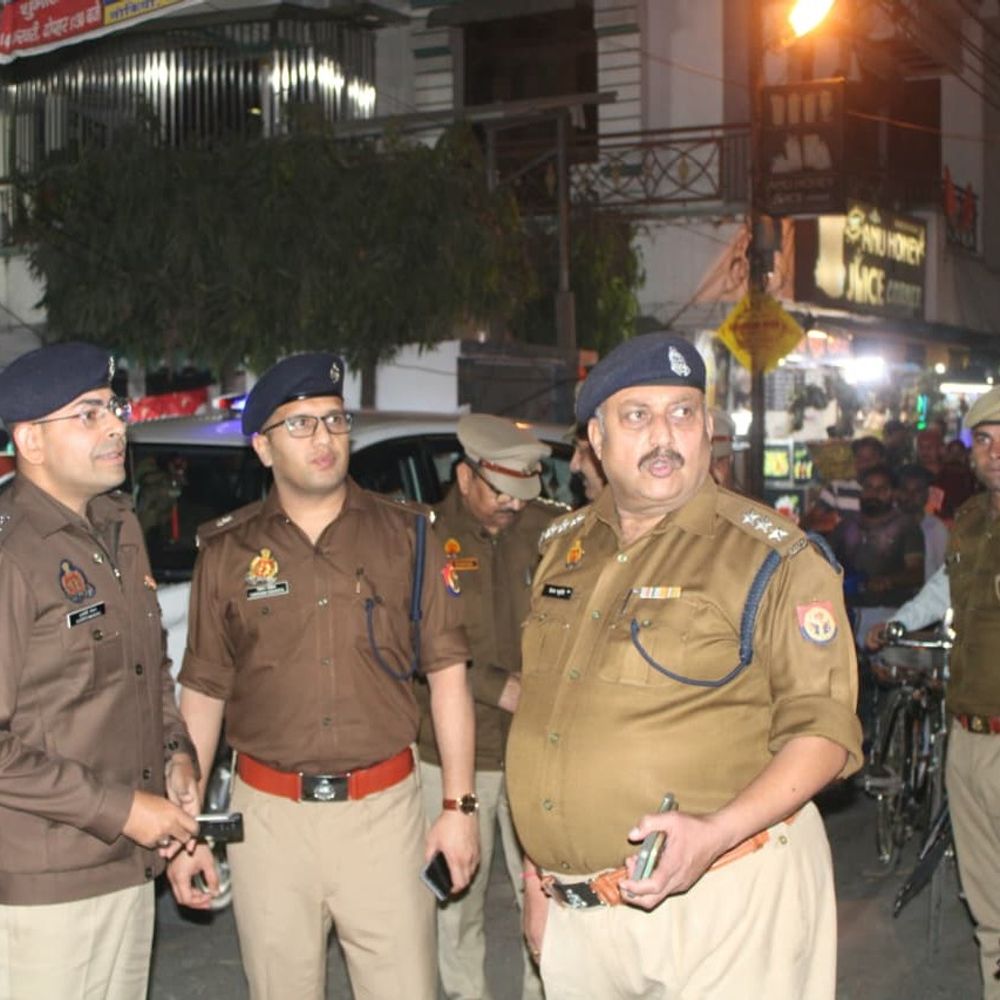 पीलीभीत में होली पर हुड़दंग बर्दाश्त नहीं:SP ने पुलिस बल के साथ सड़कों पर फ्लैग मार्च किया