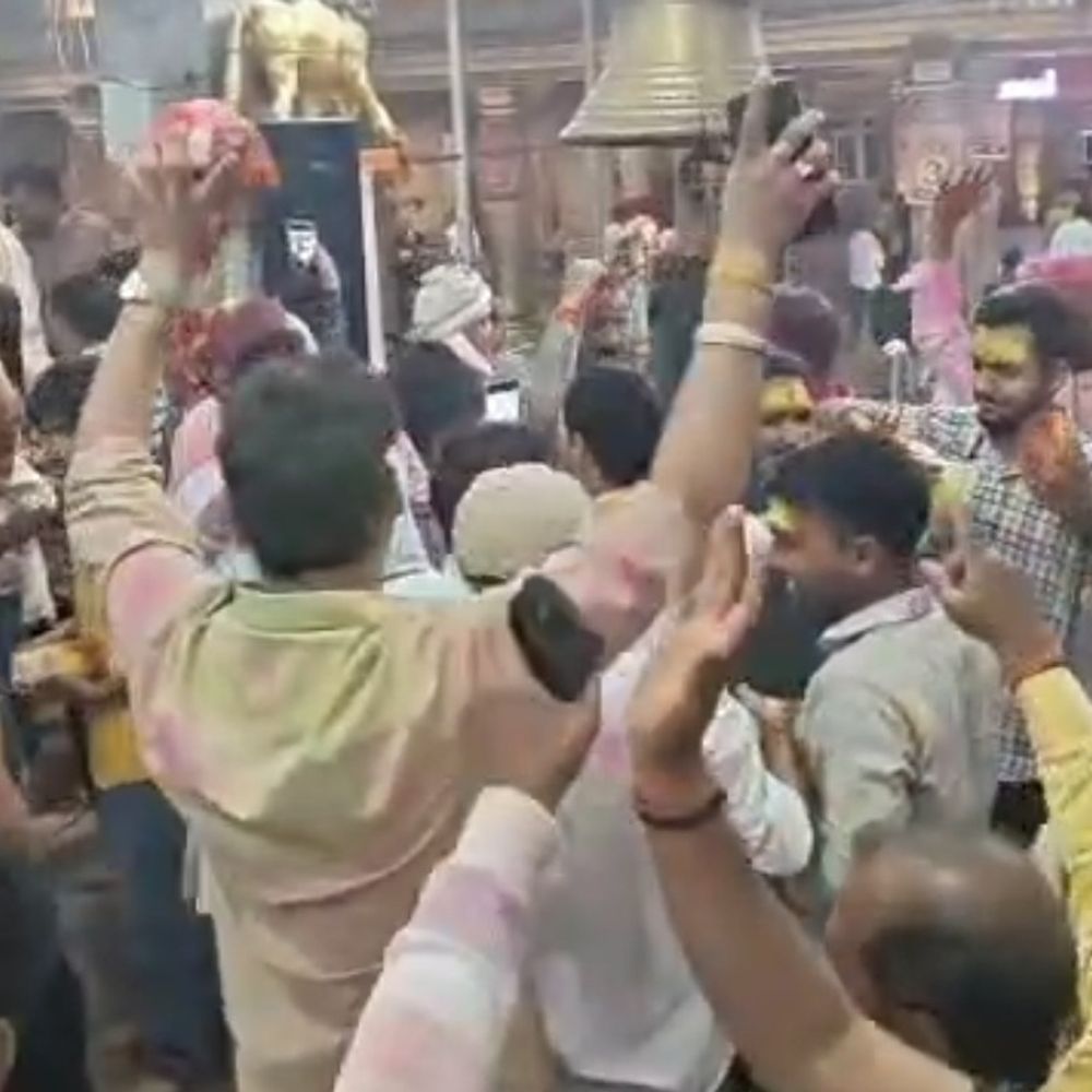 होली से पहले विंध्याचल धाम में भक्तों की भीड़:श्रद्धालुओं ने दर्शन किए, फाग गीतों पर झूमे