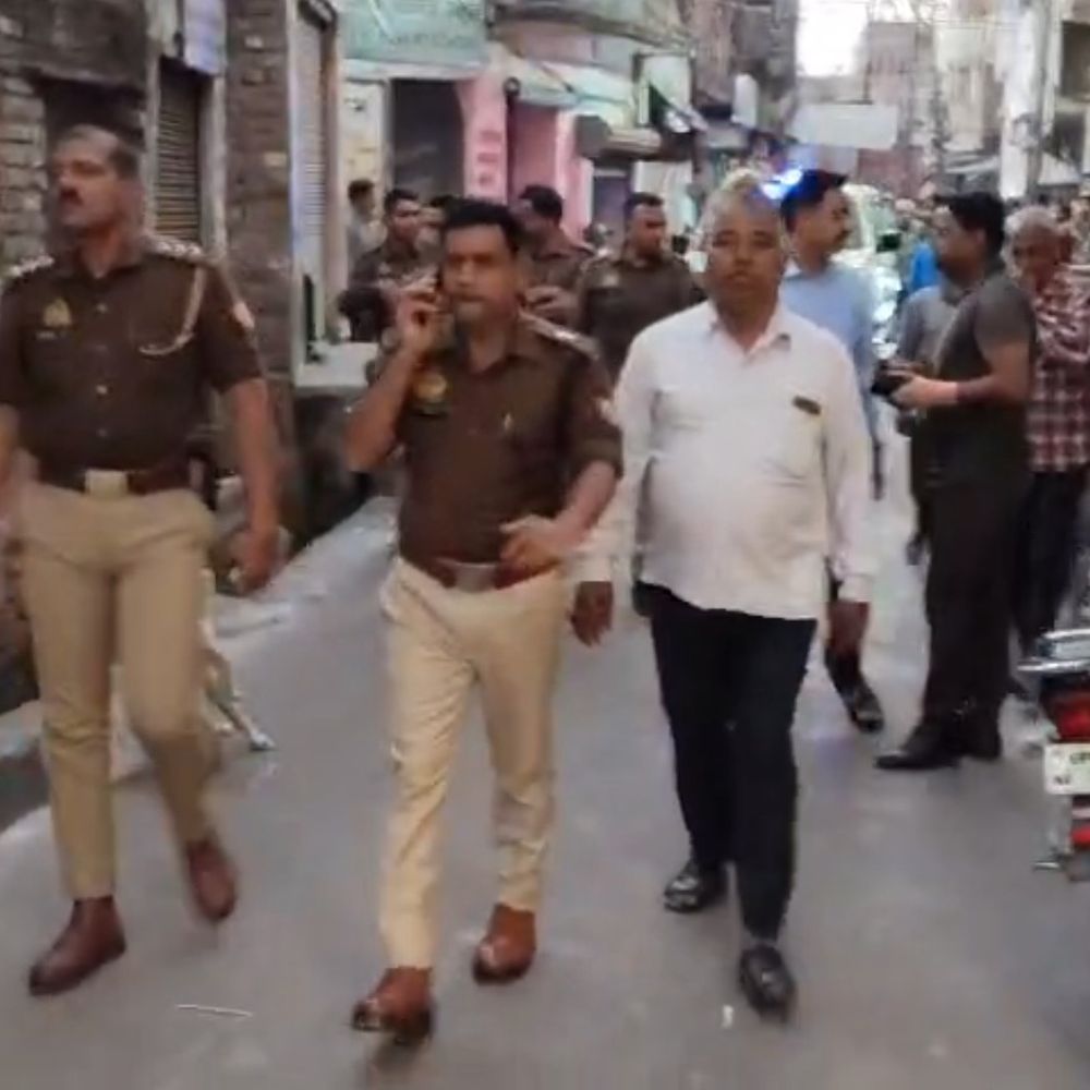 ई-रिक्शा की टक्कर के बाद दो पक्षों में मारपीट:युवक घायल, कई आरोपी हिरासत में; तनाव के कारण इलाके में फोर्स तैनात