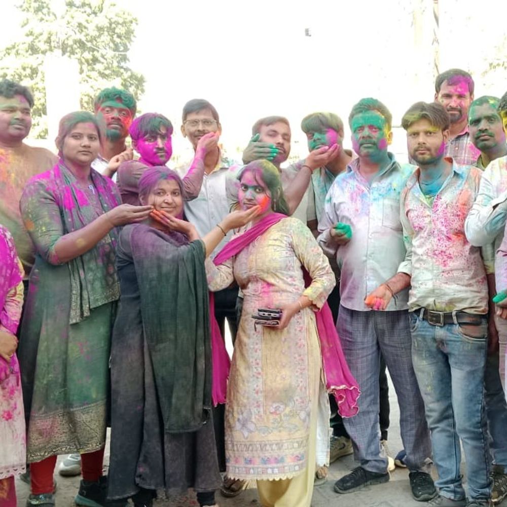 होली पर भी एम्बुलेंस कर्मी सेवा में तत्पर:मैनपुरी में त्योहार मनाते हुए भी आपातकालीन सेवाएं जारी रखीं