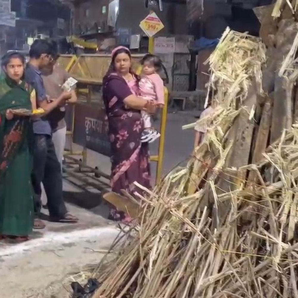 चंद्र ग्रहण के कारण सोमवार रात होलिका दहन:फर्रुखाबाद में रोली-अक्षत से हुई पूजा, कई जगह जली होलिका
