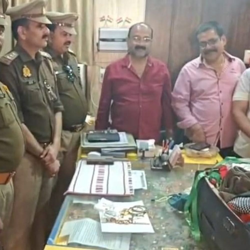 कासगंज पुलिस ने गायब बैग बरामद किया:नोएडा से आ रहे दंपत्ति के 6 लाख के जेवरात सुरक्षित लौटाए