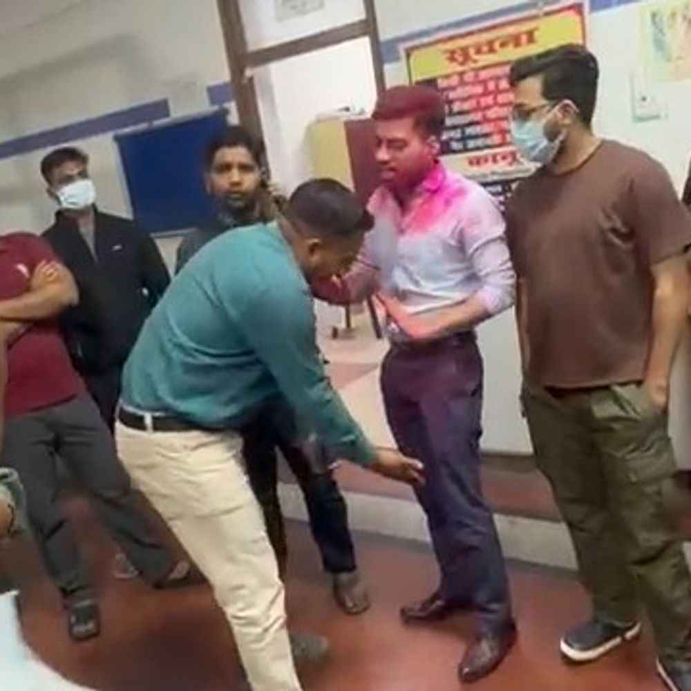 डॉक्टर बोला- मरीज मरे तो मरने दो, हम नौकर नहीं:कन्नौज मेडिकल कॉलेज में डॉक्टर की लापरवाही, घायल युवक के पिता ने वीडियो बनाया